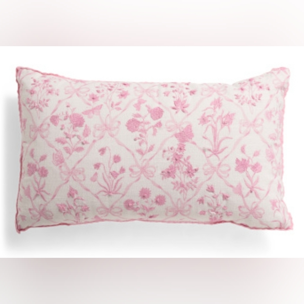 Floral Pink and White 🎀 Decorative Pillow